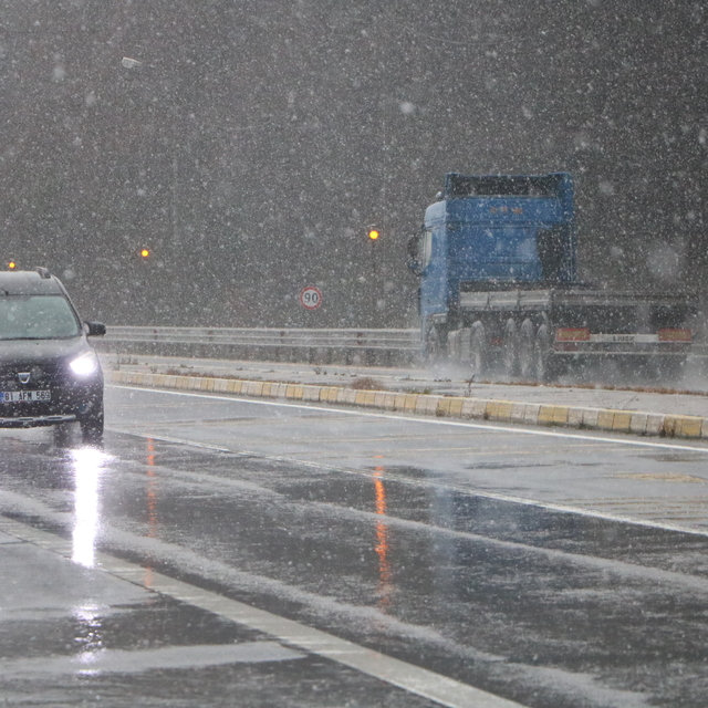 Bolu Dağı'na mevsimin ilk karı düştü