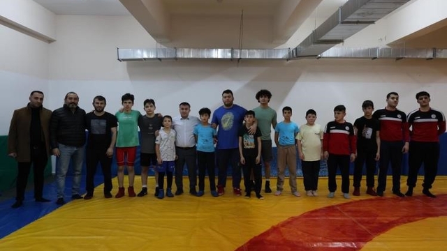 İl Müdürü Demir, güreşçilerle mindere çıktı