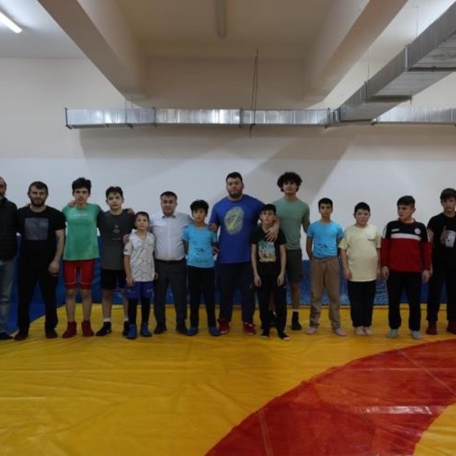 İl Müdürü Demir, güreşçilerle mindere çıktı