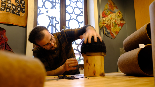 130 yıllık ata mesleği keçeciliği sürdüren esnafın atölyesinde Mevlana Haftası yoğunluğu