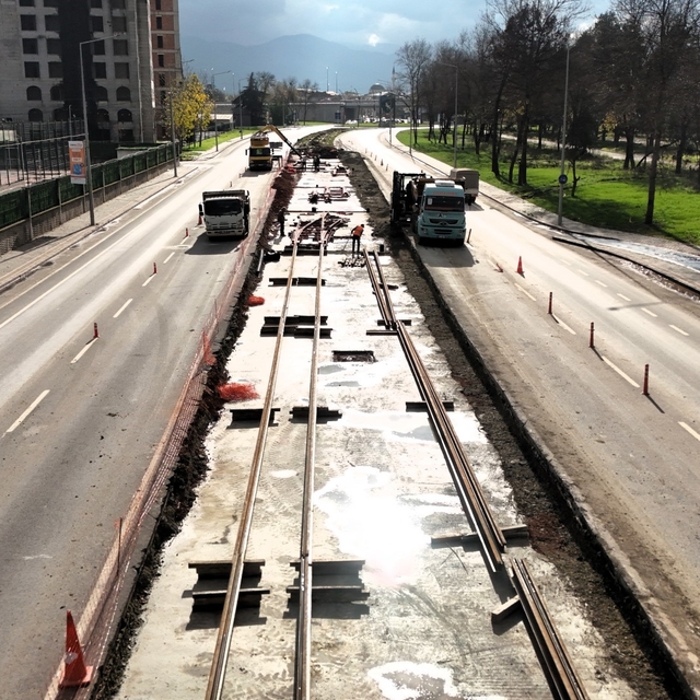 Kocaeli'de Kartepe tramvay hattının ilk rayları döşendi