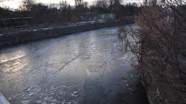Sıcaklık eski 15'e düştü; Kars Çayı kısmen dondu