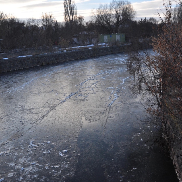 Sıcaklık eski 15'e düştü; Kars Çayı kısmen dondu