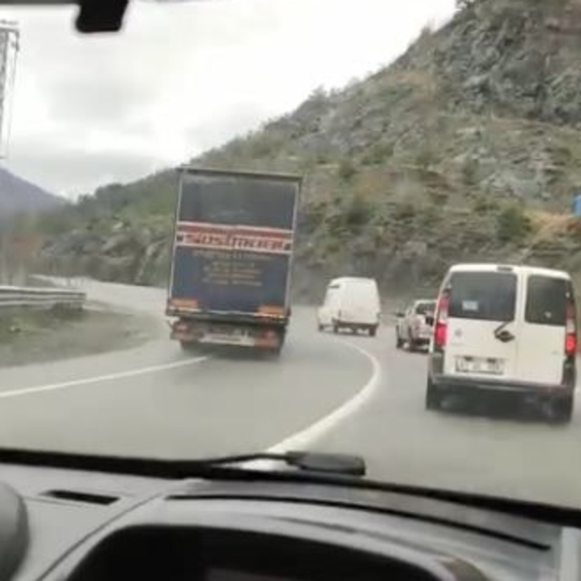 Artvin'de tır şoförünün virajda 5 aracı sollaması faciaya davetiye çıkardı