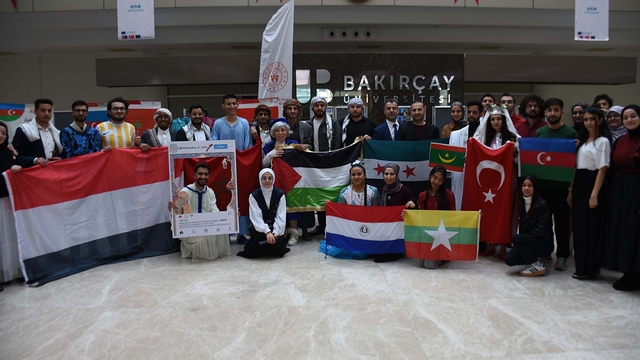 Uluslararası öğrenciler, İzmir'de kültürlerini tanıttı