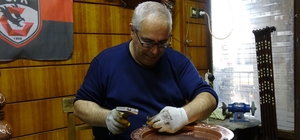 Baba mesleği bakırcılığı 40 yıldır aynı dükkanda sürdürüyor