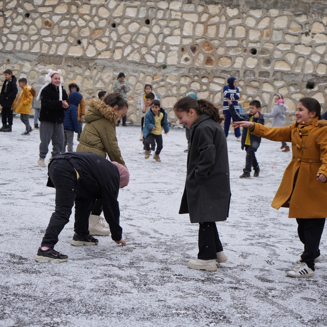 Bayburt'ta mevsimin ilk karı düştü: Öğrenciler bahçeye koştu