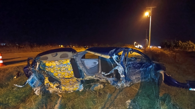 Tekirdağ'da devrilen otomobil ikiye bölündü, sürücü yaralandı