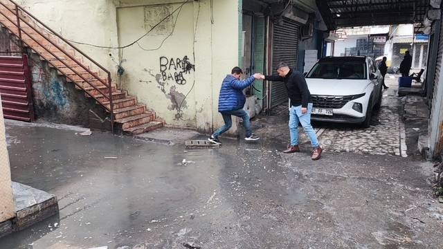 Adana'da esnaf kanalizasyon sorununun bir türlü çözülmemesine tepkili
Esnaf ASKİ'ye başvurmalarına rağmen sürekli tıkanan kanalizasyon sorununun bir türlü çözülmediğini söyledi