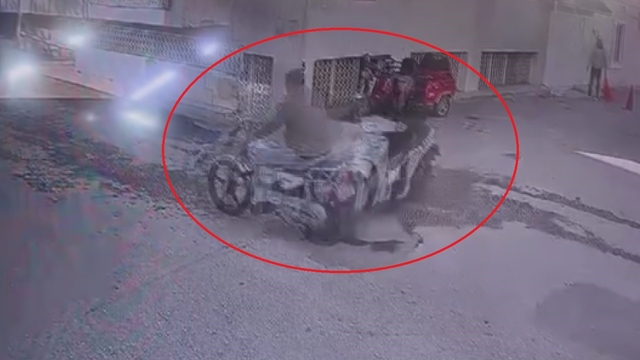 Motosikletlerin kafa kafaya çarpıştığı anlar kameraya yansıdı