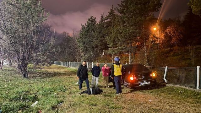 Yoldan çıkan araç su kanalının korkuluklarına çarptı