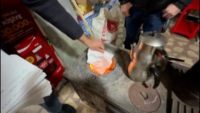 Zara'da ihtiyaç sahiplerinin veresiye borcu kapatıldı, defter sobada yakıldı