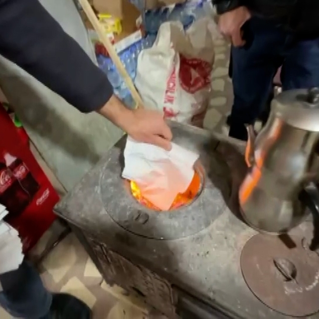 Zara'da ihtiyaç sahiplerinin veresiye borcu kapatıldı, defter sobada yakıld...