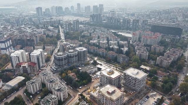 Faizler yükselince, yatırımcı altın ve dövize kaçtı
Bursa'nın yönü İstanbul yoluna çevriliyor
Gayrimenkul danışmanı Akbulut:
"Bursa İzmir'e değil, İstanbul'a doğru büyümeli"
"Bir avuç toprağı olan zengindir, gayrimenkulde umut faizlerin düşmesinde"
"İstanbul, İzmir, Ankara gibi önemli şehirlerin ortasında kalan Bursa'nın acil konut ihtiyacı var"