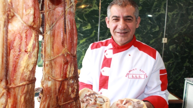 Gece 01.00'da yapımına başlanıyor, günlük 1 tona yakın tüketiliyor
6-8 aylık erkek kuzulardan tercih edilen et, saatlerce bekletildikten sonra kuyulara indiriliyor
Özel yöntemlerle kuyu şeklindeki tandırlarda pişirilen büryan kebabı, sabah 04.30'dan itibaren sofraların vazgeçilmezi oluyor