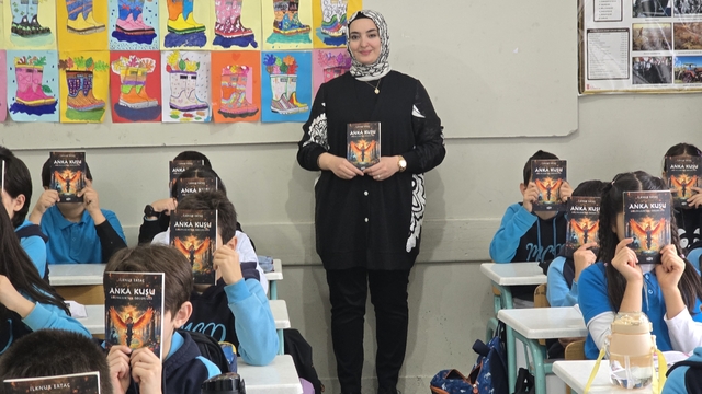 Ekran bağımlılığı haberinin etkisinde kaldı, kitap yazarak öğrencilerine yol gösterdi