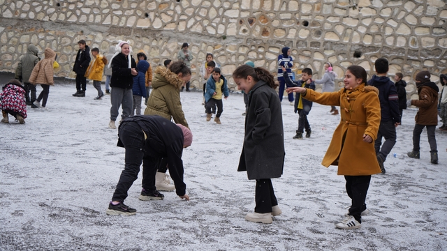 Bayburt'ta mevsimin ilk karı düştü: Öğrenciler bahçeye koştu