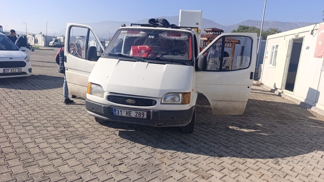 Sahte plaka takan ehliyetsiz sürücüye 92 bin TL ceza
Konteynerdeki eşyaları çalan 4 şahıs gözaltına alındı