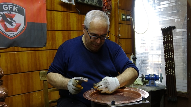 Baba mesleği bakırcılığı 40 yıldır aynı dükkanda sürdürüyor