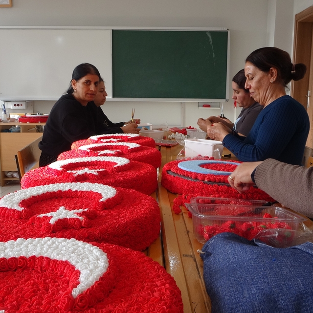 Hozat'ta 16 kadın, yapay çiçeklerle Türk Bayrağı üretiyor