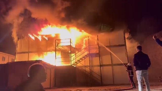 Şantiyede işçilerin yatakhanesinde çıkan yangın söndürüldü