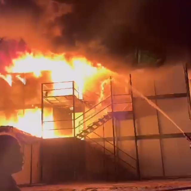 Şantiyede işçilerin yatakhanesinde çıkan yangın söndürüldü