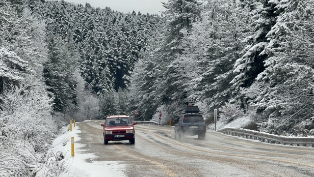 Karabük-Bartın kara yolu beyaza büründü
Karabük'ün yüksek kesimlerinde kar yağışı etkili oluyor