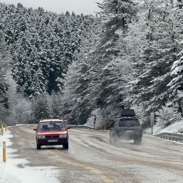 Karabük-Bartın kara yolu beyaza büründü
Karabük'ün yüksek kesimlerinde kar...