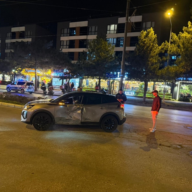 Araca yandan çarpan motosikletli yaralandı