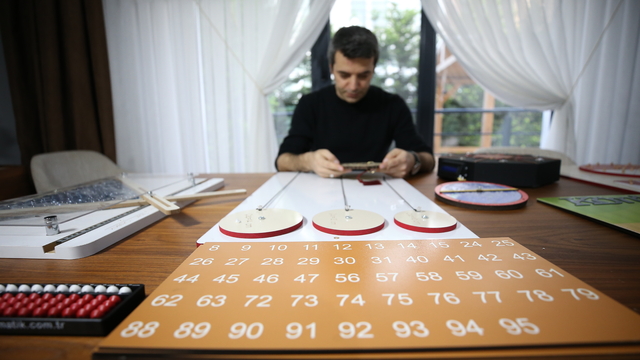 Topladığı materyallerle hayalindeki matematik müzesini kurmaya hazırlanıyor