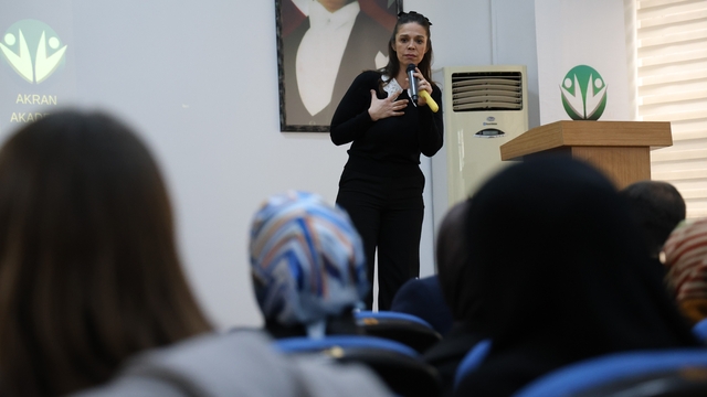 Otizmli yazar ebeveynlerle buluşarak otizmi anlattı
"Aslında amacım zihnimin anlaşılması"