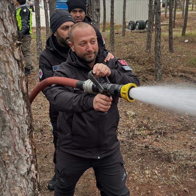 Orman yangınlarıyla mücadele gönüllüsü oldular
AUSAR orman yangınlarıyla mü...