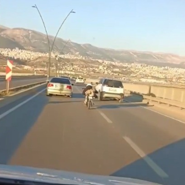 Kahramanmaraş'ta motosikletle tehlikeli sürüş kamerada