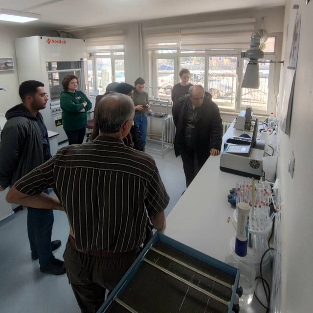 Öğrenciler analizleri yerinde gördü