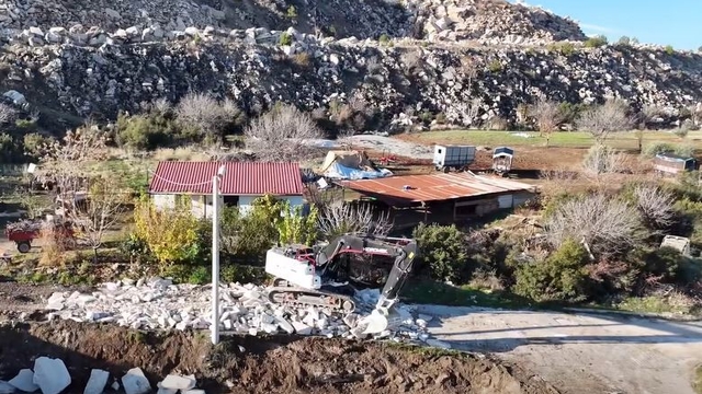 Başkan Kepenek; "Hemşehrilerimizin yaşam alanlarını güzelleştirmek için çalışmaya devam ediyoruz"
Honaz Belediyesi Emirazizli Mahallesi'nde çevre düzenleme çalışmaları tüm hızıyla devam ediyor