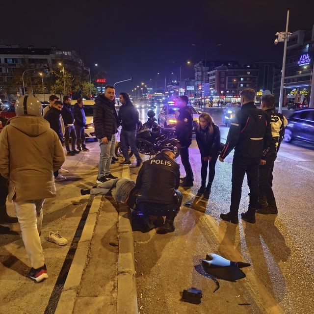 Direksiyon kontrolüne kaybeden motosiklet sürücüsü yön tabelasına çarptı; 2...
