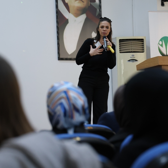 Otizmli yazar ebeveynlerle buluşarak otizmi anlattı
"Aslında amacım zihnimi...