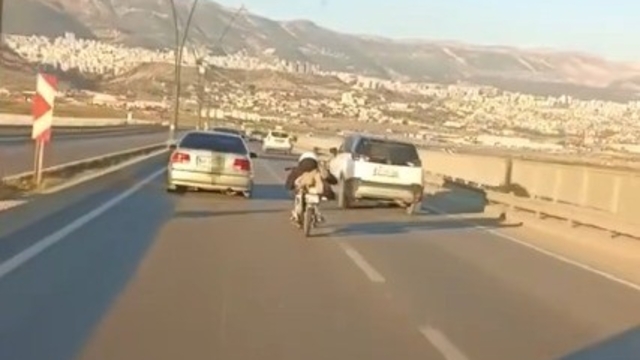 Kahramanmaraş'ta motosikletle tehlikeli sürüş kamerada
