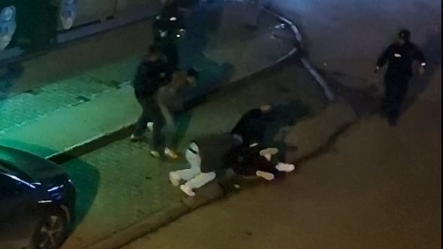 Bolu'da iki grup arasındaki kavga kamerada; bekçilerden biber gazlı müdahale