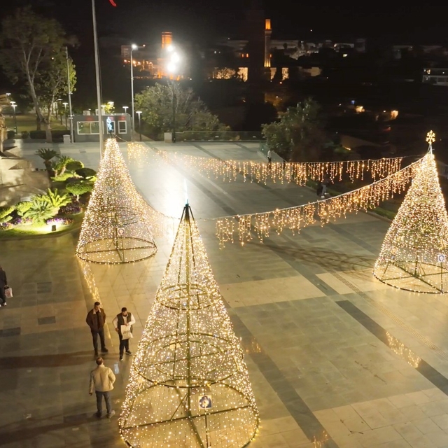 Antalya'yı yeni yıl heyecanı sardı
Belediyenin yılbaşına özel süslemeleri k...