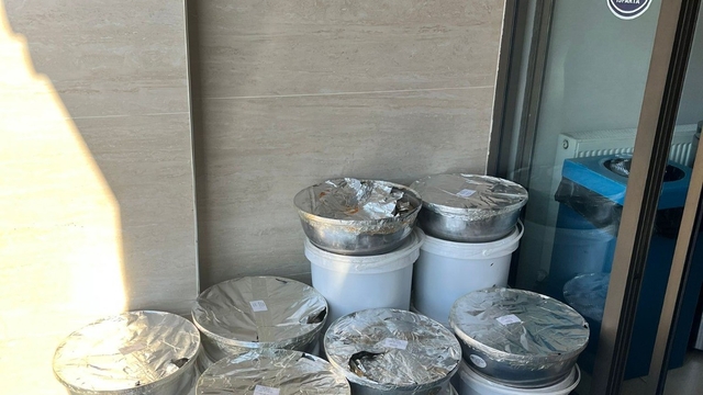 Otobüs bagajında satılmak üzere gönderilen yaprak, lahana sarma ve dolmalara el konuldu
Tencere içerisinde nerede üretildiği belli olmayan etiketsiz, hijyen ve sağlık şartlarına uygun olmayan gıda ürünleri imha edildi