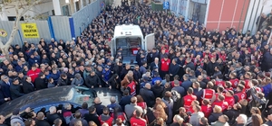 Başkan Durbay'a görev yaptığı belediyede duygusal veda
Tedavi gördüğü hastanede hayatını kaybeden Şehzadeler Belediye Başkanı Gülşah Durbay'a görev yeri belediyede tören düzenlendi