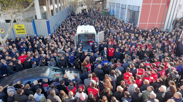 Başkan Durbay'a görev yaptığı belediyede duygusal veda
Tedavi gördüğü hastanede hayatını kaybeden Şehzadeler Belediye Başkanı Gülşah Durbay'a görev yeri belediyede tören düzenlendi