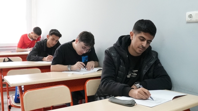 Elazığ'da 9 bin öğrenci sınavda ter döktü
Elazığ'da YKS öğrencilerine ücretsiz sınav yapıldı