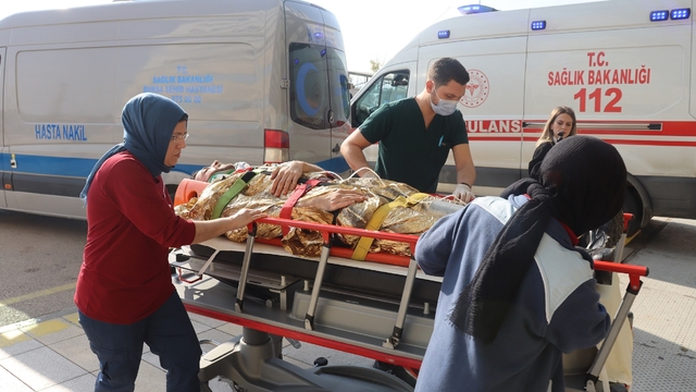 Bursa Şehir Hastanesi'nde gerçeğini aratmayan deprem ve yangın tatbikatı
Sağlık ekipleri felaket senaryosuna hazırlandı