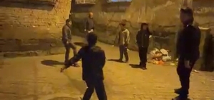 Hendek ve çatışmalarla gündeme gelen Sur'da polis ve çocuklar gece saatlerinde top oynadı