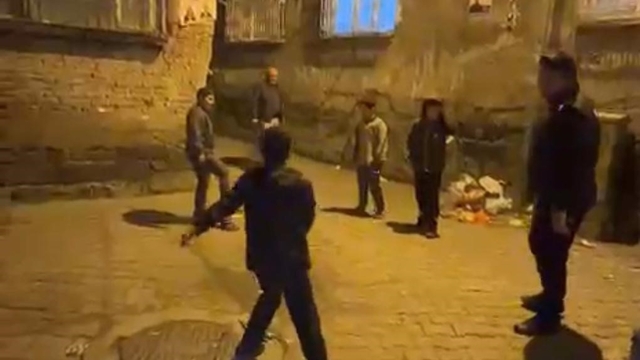 Hendek ve çatışmalarla gündeme gelen Sur'da polis ve çocuklar gece saatlerinde top oynadı