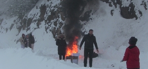 Artvin'de kar nedeniyle araçlar yolda kaldı, sürücüler ateş yakıp ısındı