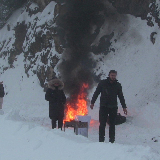 Artvin'de kar nedeniyle araçlar yolda kaldı, sürücüler ateş yakıp ısındı