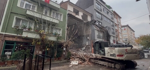 Bursa'da ilginç bir yıkım
4 katlı binanın zemininden yıkmaya başlayınca ortalık savaş alanına döndü